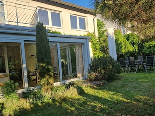 Garten hinterm Haus mit Blick auf den Wintergarten