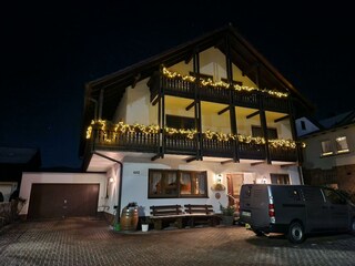 Das Gästehaus an der Weinstraßenmitte bei Nacht