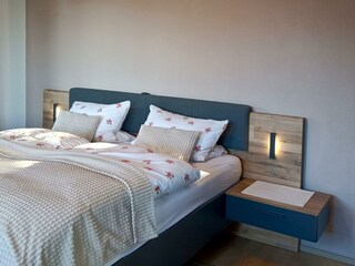 Zimmer 2 – Doppelbett mit Leselicht