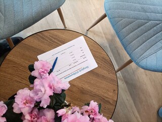 Zimmer 2 – Sitzecke mit Willkommenskarte