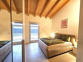 Schlafzimmer 1 mit Spiegelung