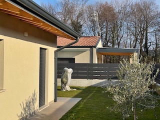 Garten der Villa mit mediterranen Pflanzen