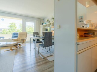 Wohnzimmer mit offener Küche