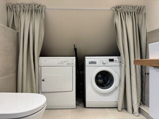Bad Obergeschoss - Waschmaschine und Trockner im Bad