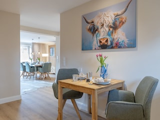 Küche mit Blick in den Wohn-/Essbereich