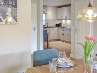 Blick Wohn-/Essbereich in die Küche