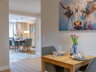 Küche mit Blick in den Wohn-/Essbereich