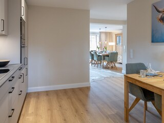 Küche mit Blick in den Wohn-/Essbereich