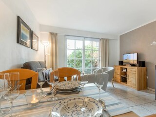 Wohnzimmer mit Kaminofen und Terrasse