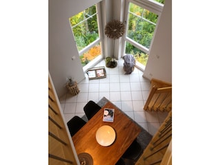 Blick von der Wohngalerie zum Essbereich