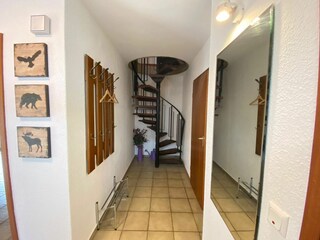 Flur unten mit Blick Richtung Wendeltreppe zum OG