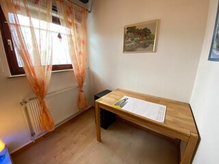 Gegenüber ein Schreibtisch