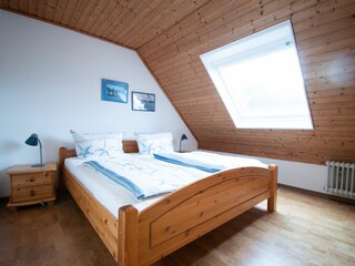 Das Schlafzimmer mit dem Doppelbett