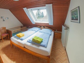 Schlafraum Nr. 1 mit Doppelbett und Kinderbett