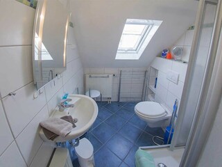 Helles freundliches Fensterduschbad