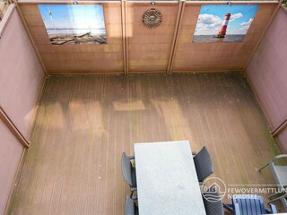 Blick aus dem Schlafzimmer im ersten OG auf die Terrasse