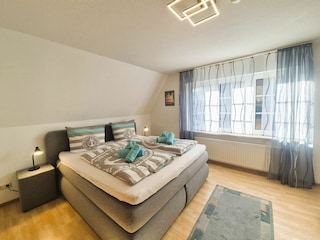 Schlafzimmer eins mit Doppelbett