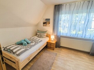 Schlafzimmer zwei mit den beiden Einzelbetten - Bett links