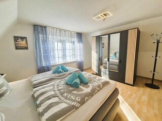 Schlafzimmer eins mit viel Platz