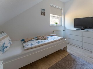 Im Schlafzimmer mit den beiden Einzelbetten auch ein TV