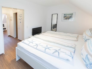 Weitere Perspektive Schlafzimmer mit Doppelbett