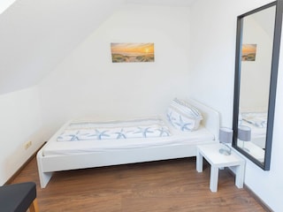 Schlafzimmer zwei mit den beiden Einzelbetten - Bett rechts