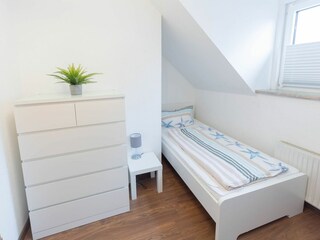 Schlafzimmer zwei - Einzelbett links