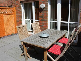 Entspannen Sie auf der großen windgeschützten Terrasse