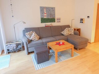 Chillen auf dem bequemen Ottomanen