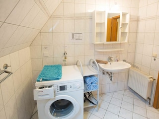 Geräumiger Waschplatz mit Waschmaschine