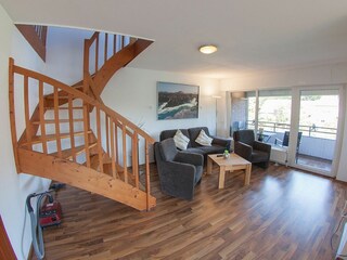 Blick zur Sitzecke und Ausgang Balkon