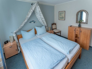 Schlafzimmer mit 160x200 Bett