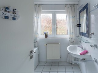 Helles freundliches Fenster-Duschbad