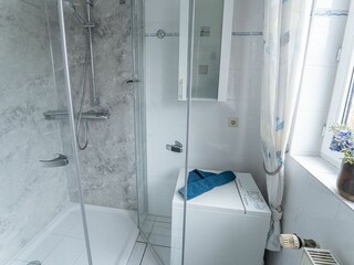 Flacher Duscheinstieg - Toplader vorhanden