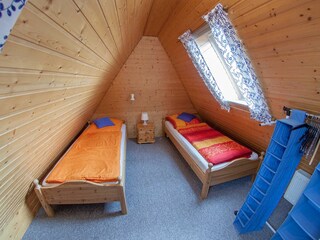 Schlafzimmer 2 im Dachgeschoss mit 2 Einzelbetten