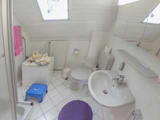 geräumiges helles Fenster-Duschbad