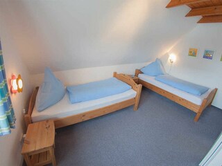 Schlafraum Nr. 2 mit den beiden Einzelbetten