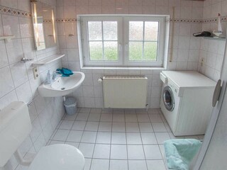 Helles freundliches Fensterduschbad