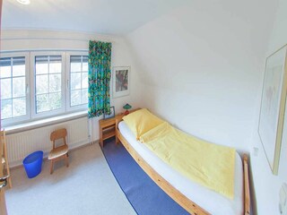 Schlafraum 2 mit zwei Einzelbetten - hier Bett rechts