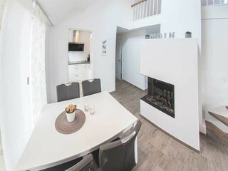 Essplatz mit offener Küche und Gaskamin