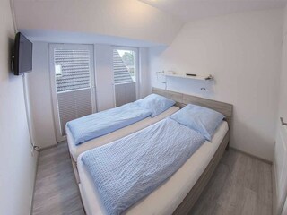 Das weitere Schlafzimmer ebenfalls mit Doppelbett und zusätzlichem TV