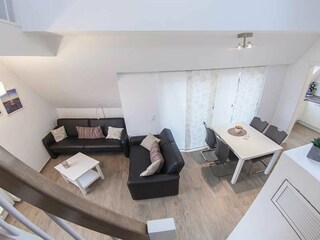 Blick von der Galerie auf den Wohn-/Essbereich