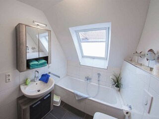 Das Badezimmer mit Wanne...