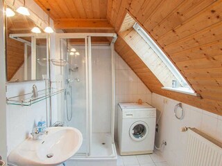 Helles freundliches Fensterduschbad mit Waschmaschine