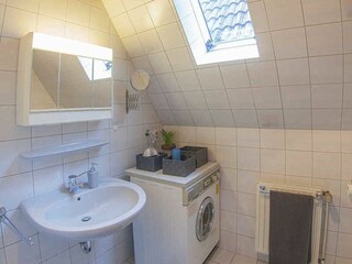 Helles Bad mit Waschmaschine