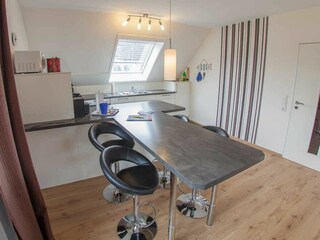 Weitere Perspektive Küche und Essplatz