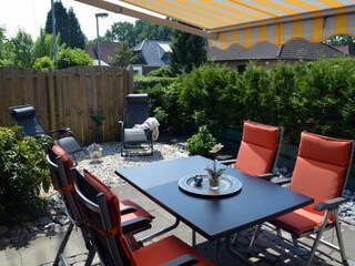 Entspannung pur - begrünte Terrasse mit Sonnenschutz