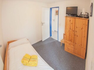 Schlafzimmer zwei mit 2 Einzelbetten - und ein zusätzliches TV