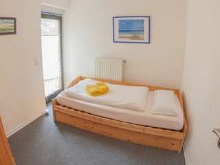 Schlafzimmer 2 mit Ausgang zu einem kleinen Balkon