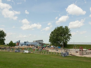 Quellbad - TouristInfo und Wattbuttjer-Spielplatz